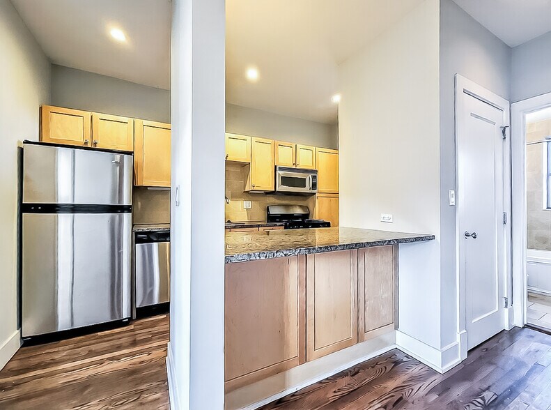 Building Photo - 736 W Addison St