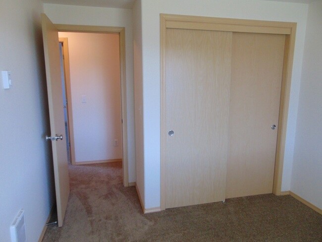 Building Photo - Enjoy Easy Living in Cascade Park with a Private Fenced Backyard