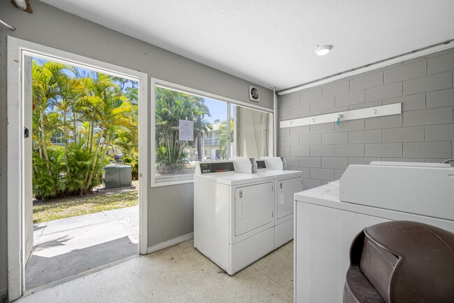 Building Photo - 1852 Meadow Ave