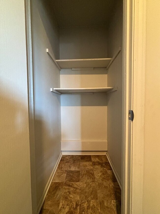 Building Photo - 1 Bedroom, 1 Bath Apartment at the Brookside Apartments!