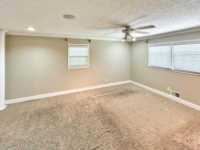 Building Photo - Spacious 3 BR/2 BA Duplex in Austell!