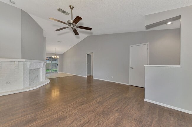 Building Photo - STUNNING 3 BEDROOM, 2 BATHROOM, 2 CAR GARAGE HOME LOCATED IN THE HIGHLY SOUGHT AFTER BRIARWOOD CO...