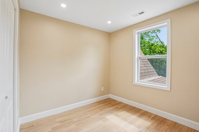 Building Photo - 559 Winthrop St