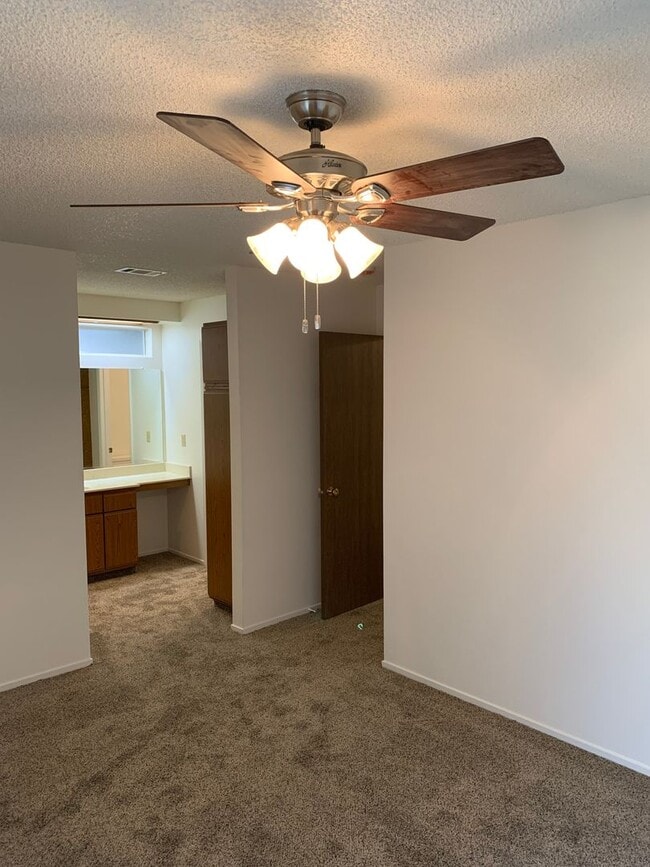 Building Photo - 3 Bedroom 2 Bath Home