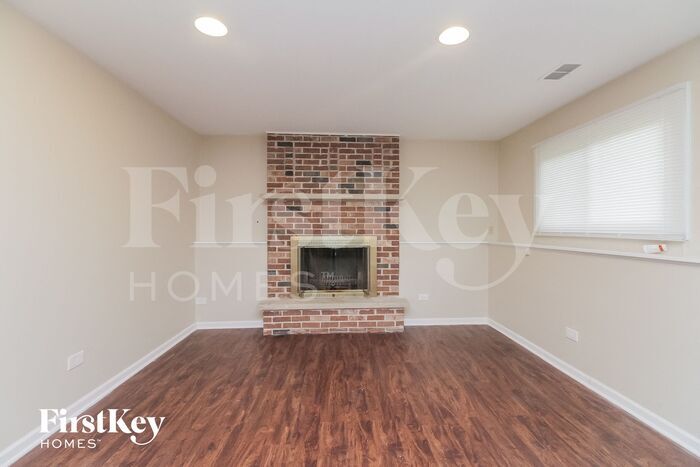 Building Photo - 6S124 Lakewood Dr