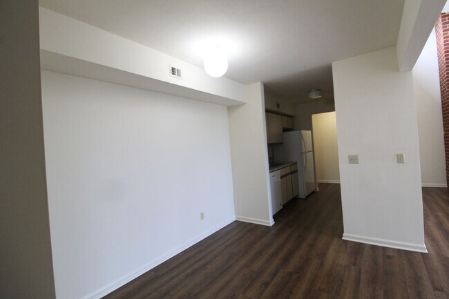 Building Photo - Madison Manor Condo for Rent with 3 Bedrooms and 2 Baths.  Great Location!