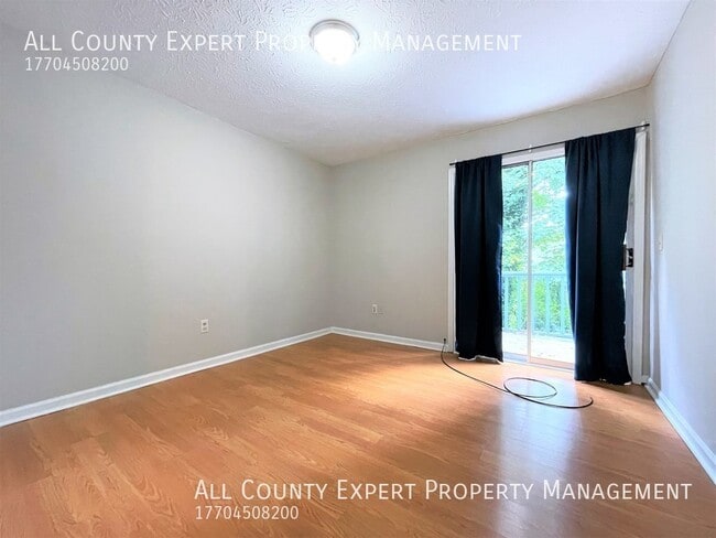 Building Photo - Near Lake Lanier - Great 2 bedroom duplex