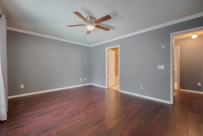 Building Photo - 9911 Villa Verde Dr