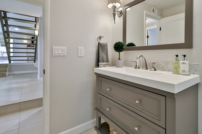 Building Photo - GORGEOUS REMODELED HOME WALKING DISTANCE T...