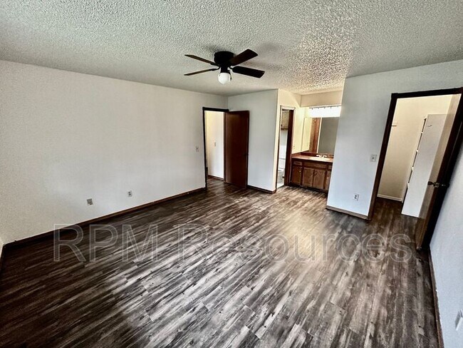 Building Photo - 7000 Woodlake Dr