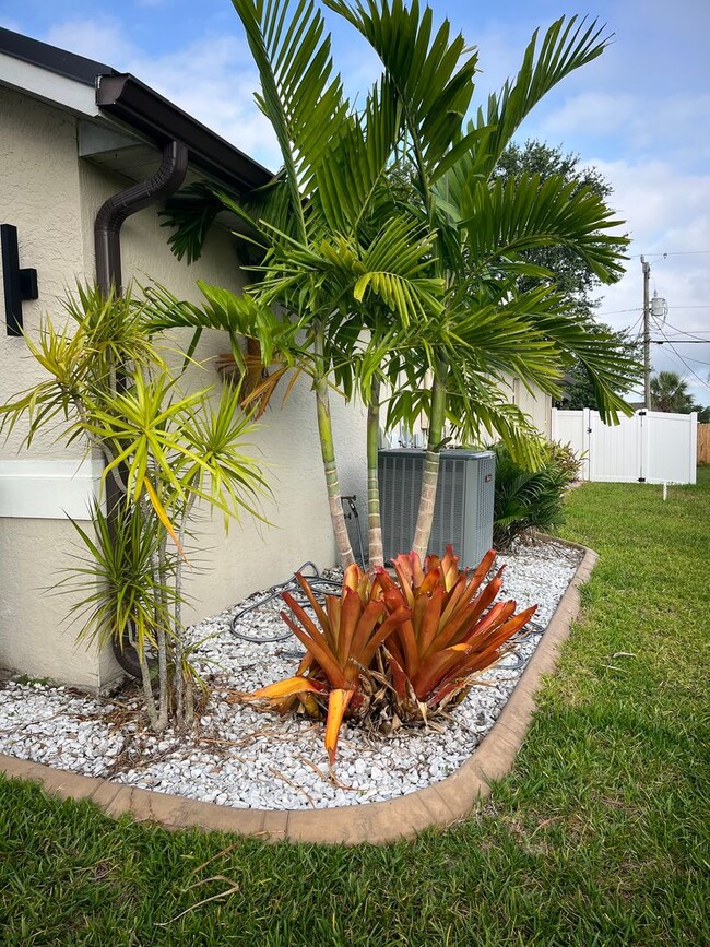 Building Photo - Convenient 3/2/2 PSL Home with Backyard Oa...
