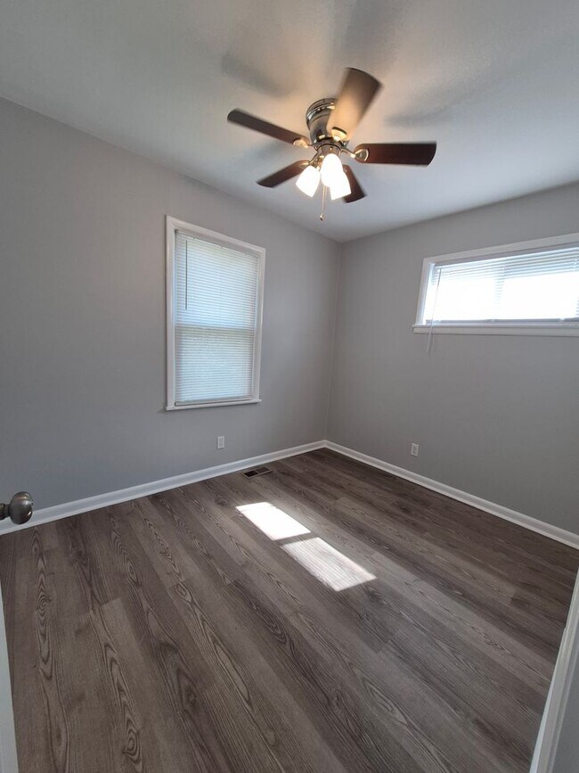 Building Photo - Adorable, remodeled 3br/1ba house close to downtown