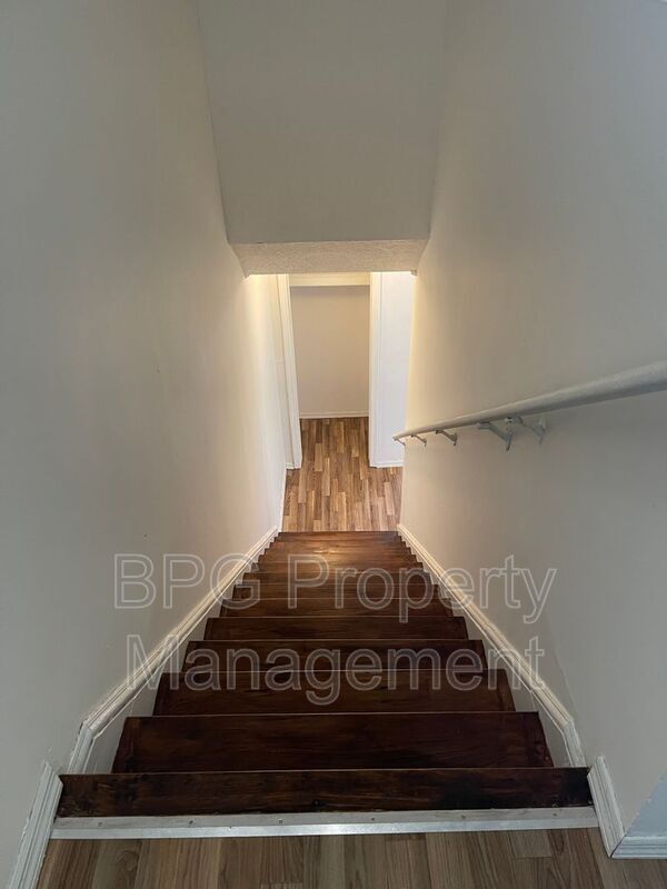 Building Photo - 123 Circle Dr