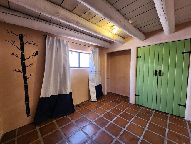 Building Photo - 1703A Jay St