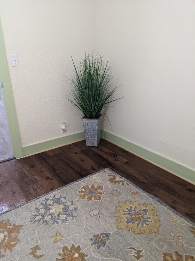 Building Photo - 408 E McKay St