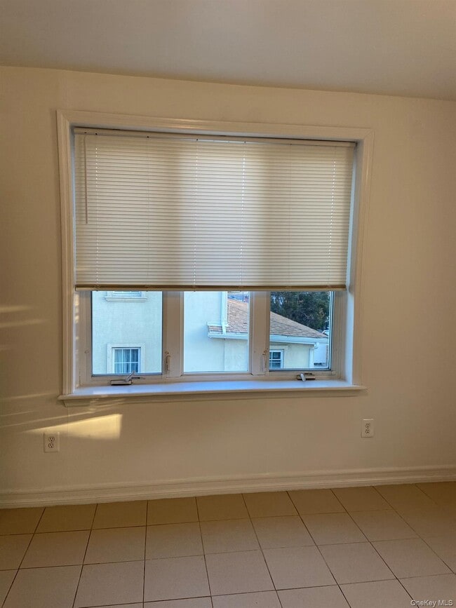 Building Photo - 31-17 Buell St