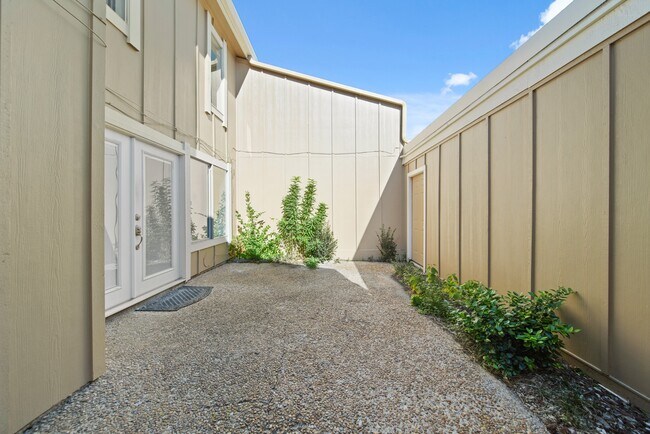 Building Photo - 11650 Village Pl Dr