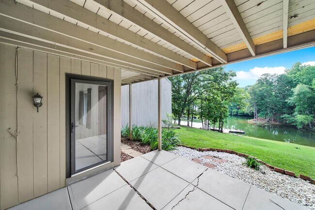 Building Photo - Early Summer Special by the Water, Beautif...