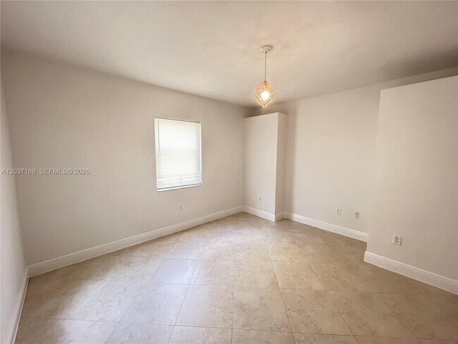 Building Photo - 2880 Pine Tree Dr