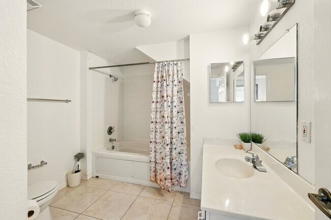 Building Photo - Charming and Spacious 4-Bedroom, 3-Bathroom Fully Furnished Townhome  in the Sought-After Venetia...