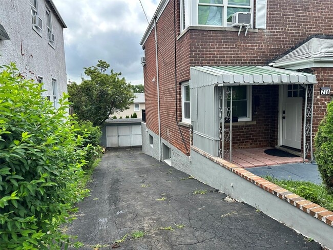 Building Photo - 216 1st St