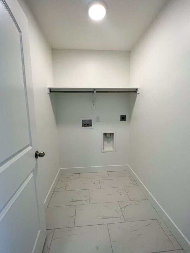 Building Photo - New Townhome