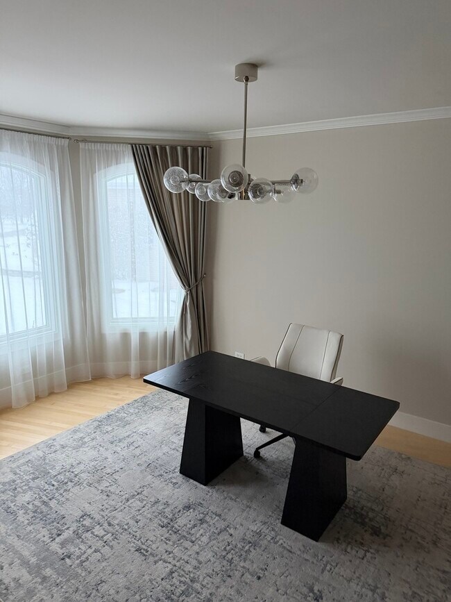 Building Photo - 525 Senon Dr