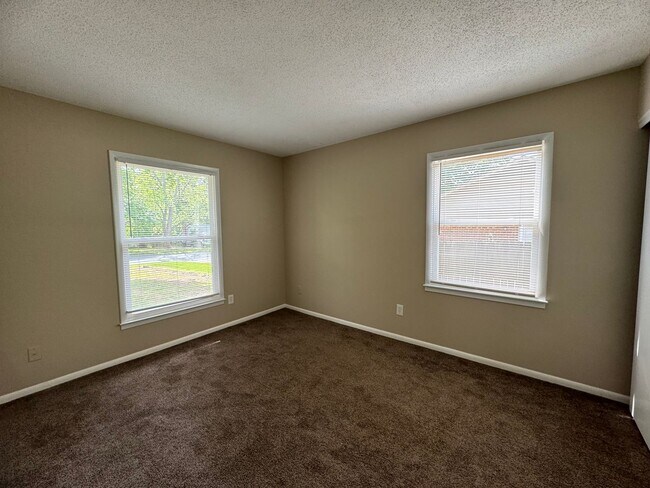 Building Photo - Charming 3 BR 1.5BA Brick & Vinyl Ranch