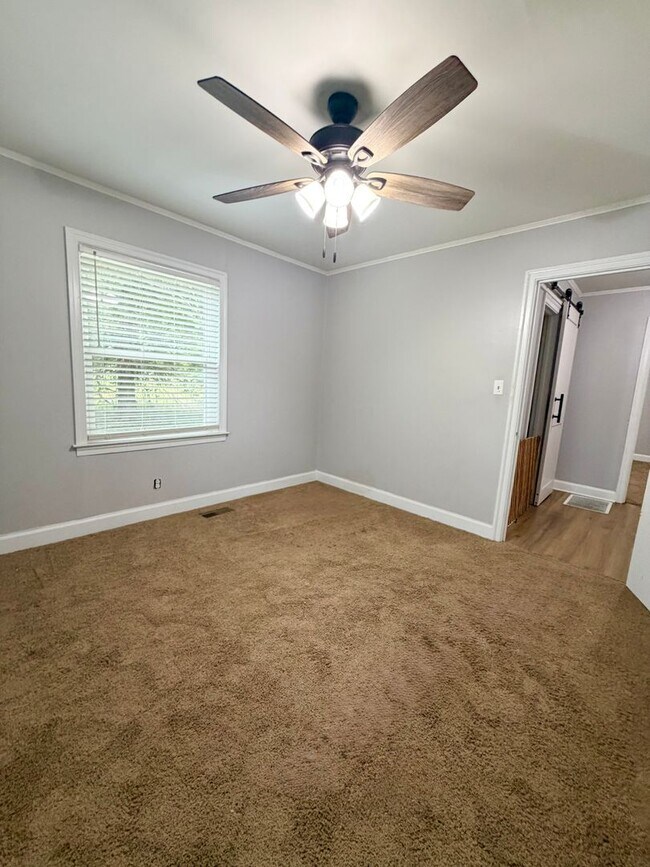 Building Photo - 2 Bed 1 Bathroom on 1 Acre of Land