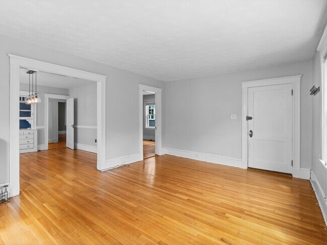 Building Photo - 137 Williams St