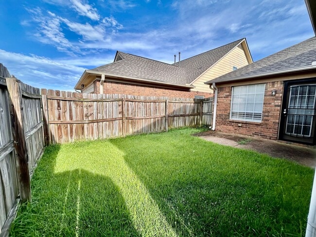 Building Photo - Beautiful 3 Bedroom, 2 Bath Home – Freshly Updated & Move-In Ready!