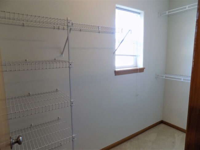 Building Photo - Large 3bedroom/2.5 bath Iowa City Townhouse