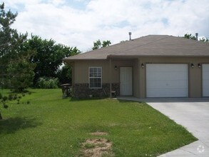 Building Photo - 810 Deerfield Rd