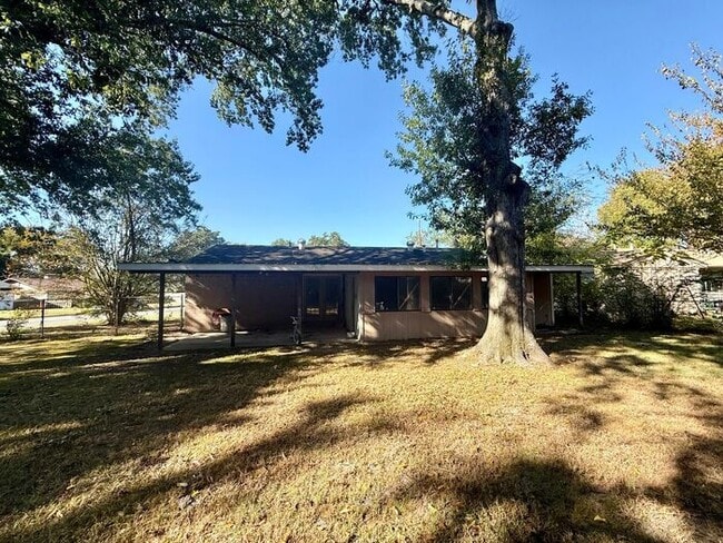 Building Photo - Coming soon! 4 bedrooms 1.5 bathrooms!