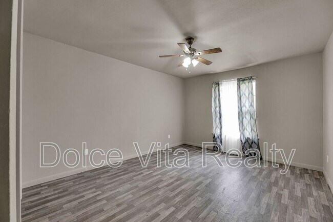 Building Photo - 810 S 16th 1/2