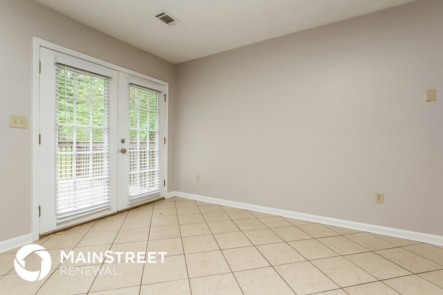 Building Photo - 8560 Glenwoods Dr