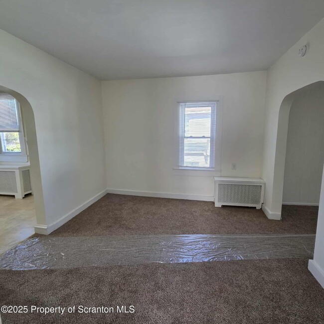 Building Photo - 1413 Sanderson Ave