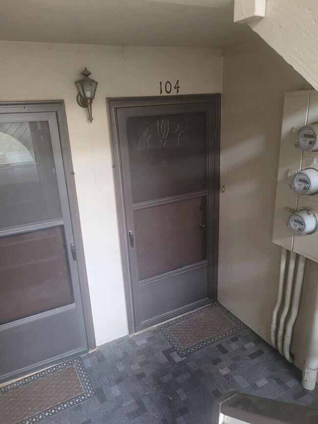 Building Photo - Golf Course Community, Condo