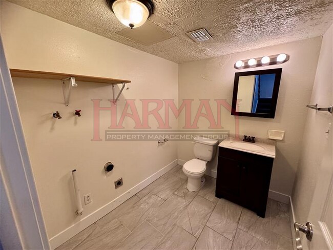 Building Photo - 1083 N 150 W