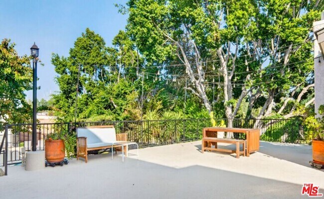 Building Photo - 5252 Coldwater Canyon Ave