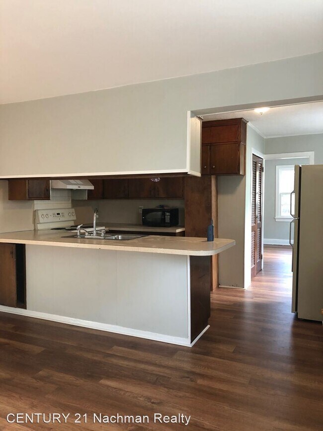 Building Photo - 3 br, 1 bath House - 20 W Southampton Avenue