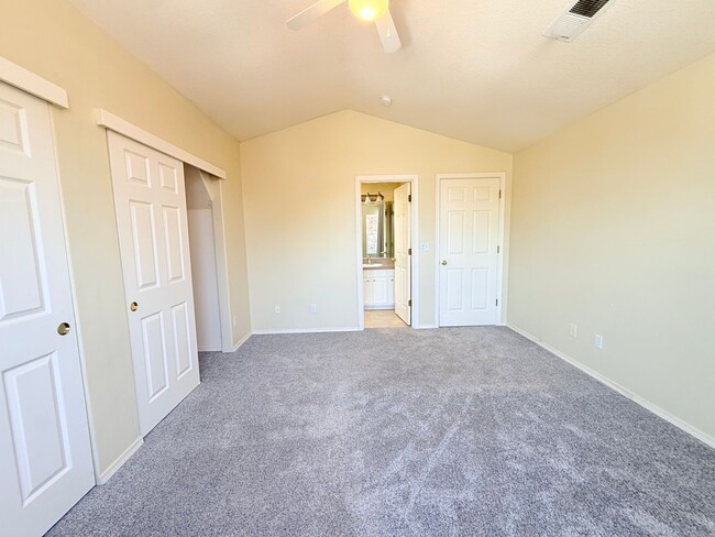 Building Photo - Beautiful 3 Bedroom Beaverton Home with New Carpet and Large Fenced in Backyard!