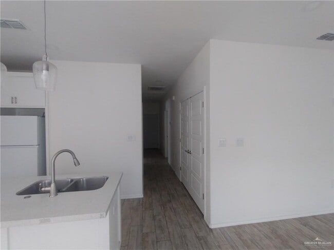 Building Photo - 16 Valley N Cir