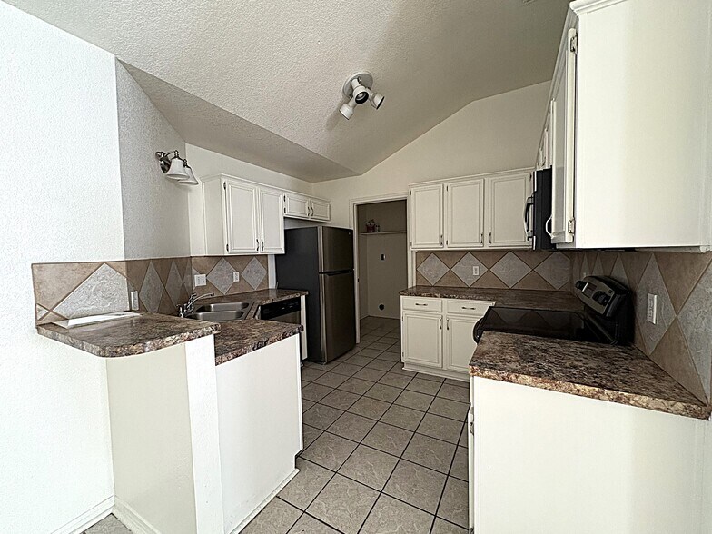 Building Photo - 208 Rodeo Cir