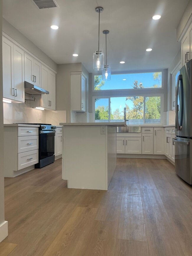 Building Photo - Remodeled Home in Irvine, Includes Attached 2 Car Garage