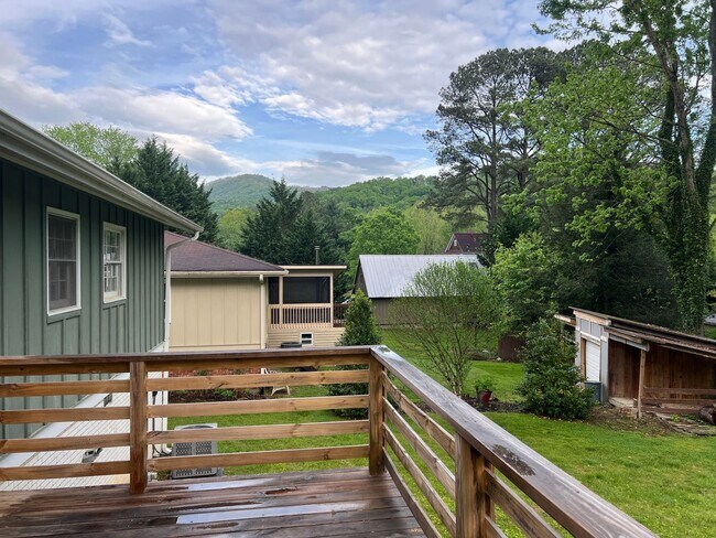 Building Photo - Unfurnished Beaverdam Home - All One Level