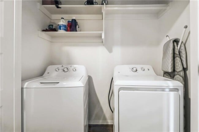 Building Photo - 1299 N Sicily Ln