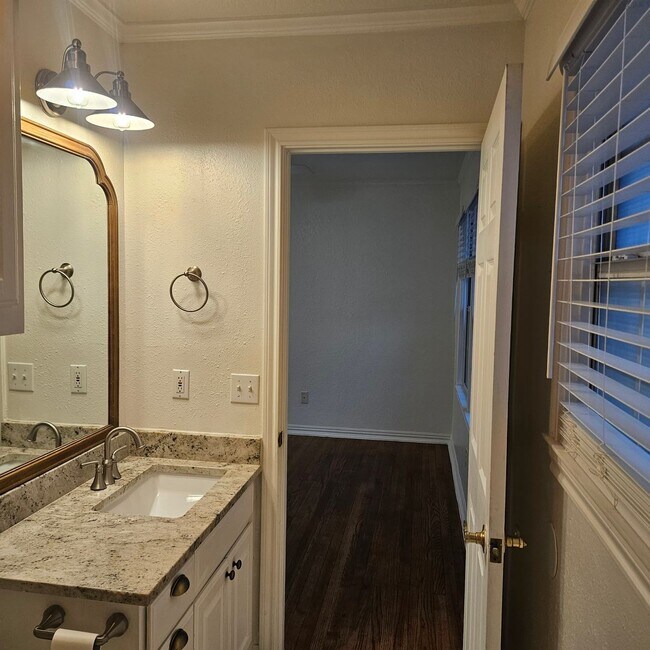 Building Photo - Bradley Duplex