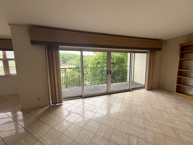 Building Photo - 2 Bedroom/ 3 Bath condo on West End, 1 assigned covered parking spot, Small Storage Space include...