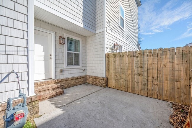 Building Photo - Chick's Beach Condo 3BR & 3.5BA w/2-car garage